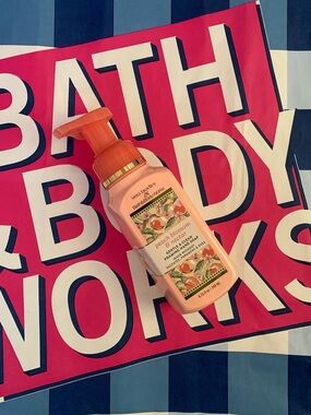 NWT Bath & Body Works Peach Blossom & Nectar Foaming Hand Soap